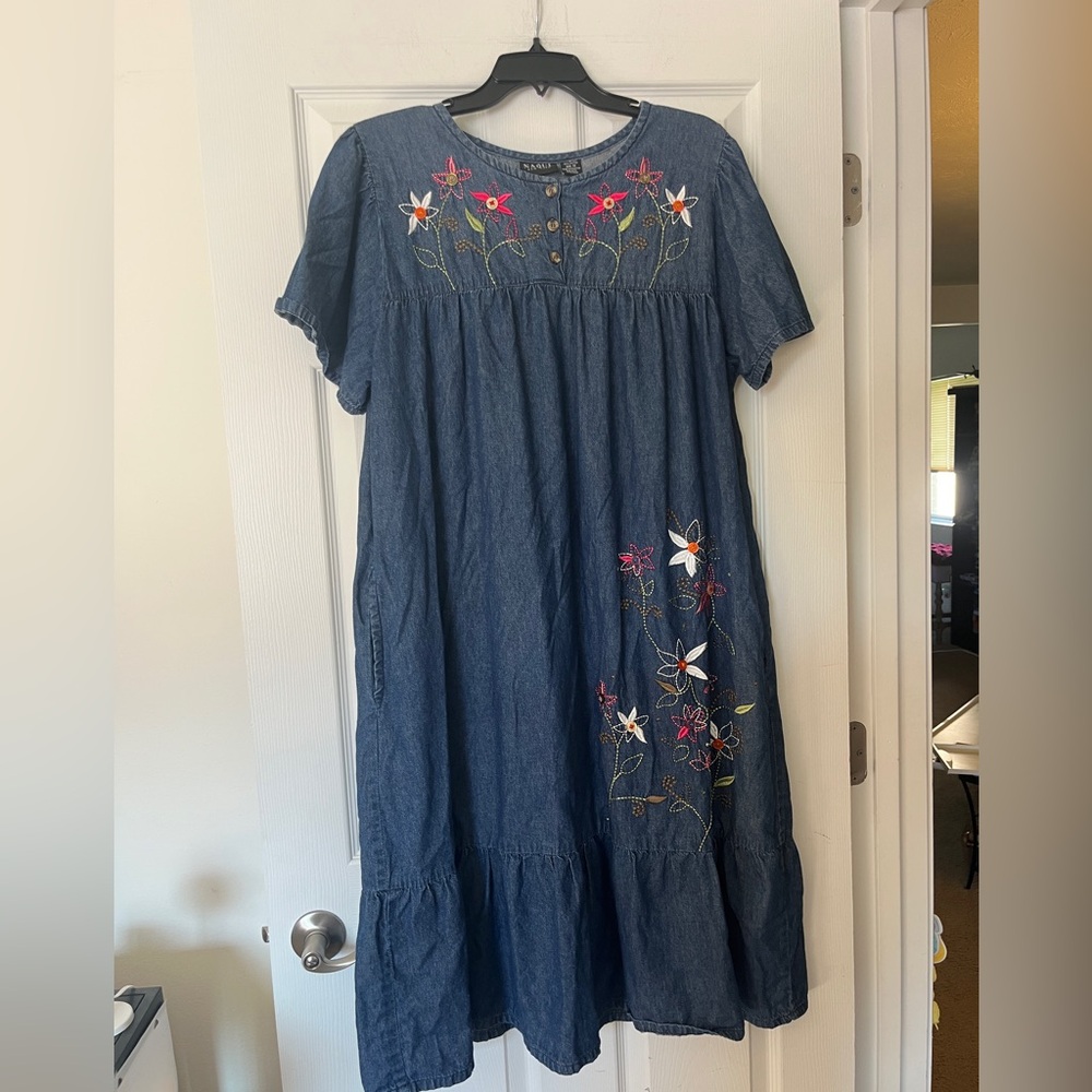VTG Naqui 1X Denim Dress Embroidered Floral Pockets 90s Art Teacher Cottagecore